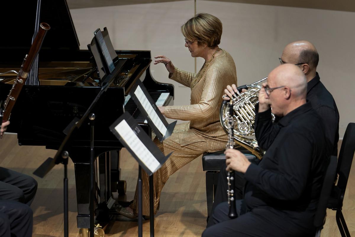 Susan Grace, pianist and CC Director of Music. CC’s annual 夏天 Music Festival, running June 2-21, kicks off its season on June 5 at Packard Hall with performances by four ensembles that played selected pieces by Bach, Hindemith, Saints-Saën and Mozart. Over ten musicians graced the stage and Packard was packed to near capacity. Photo by Jamie Cotten / Colorado College